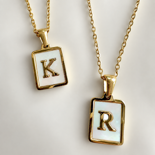 Collar con colgante inicial